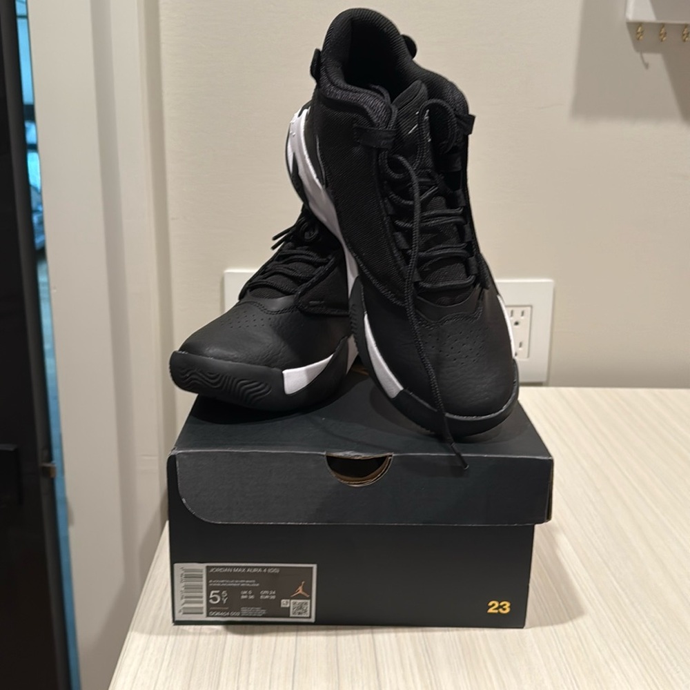 Kids Jordan basketball shoes
